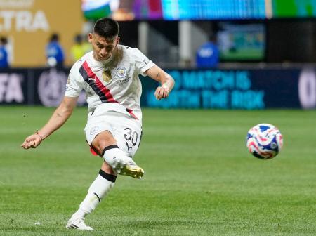 　アルアイン戦の前半、ＦＫでチーム２点目のゴールを決めるマンチェスター・シティーのエチェベリ＝アトランタ（共同）