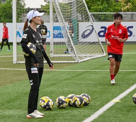 　練習を見守るＩＮＡＣ神戸の宮本監督（左）＝神戸市東灘区