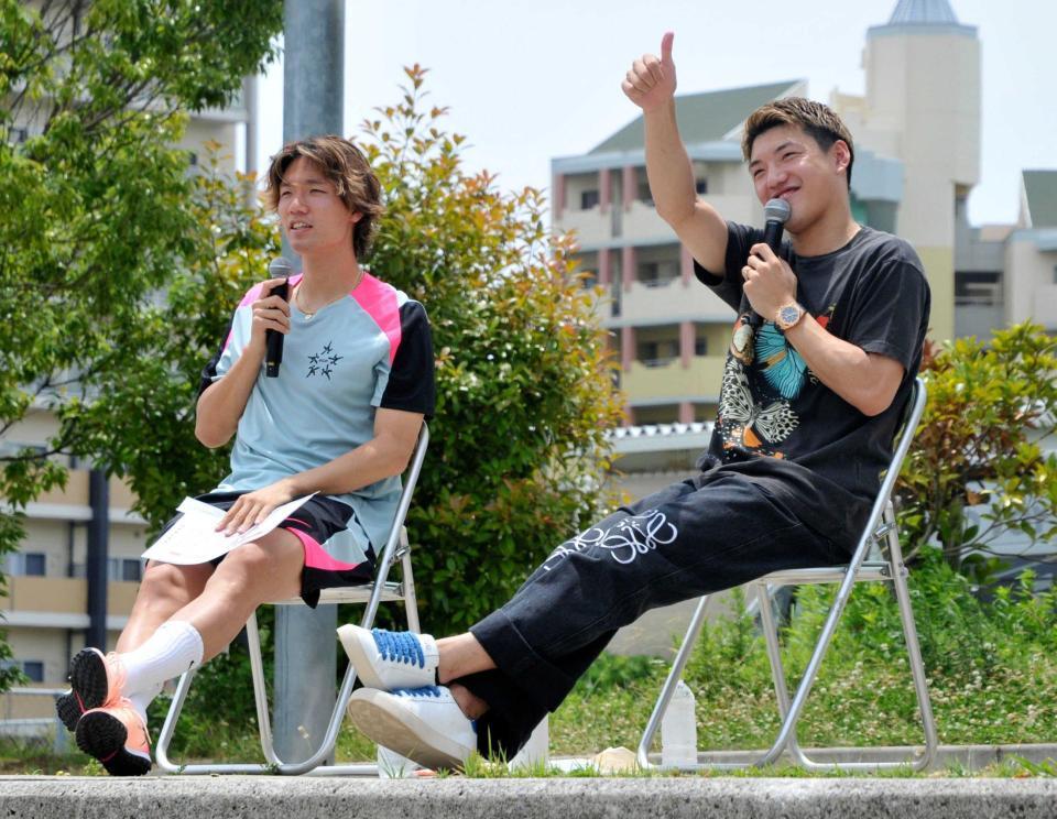 　トークショーでＷ杯への意気込みを語る板倉（左）と堂安