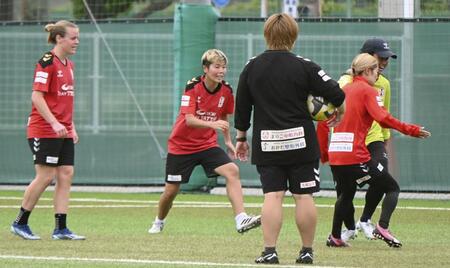 　練習するＩＮＡＣ神戸の三宅（左から２人目）ら＝神戸市東灘区