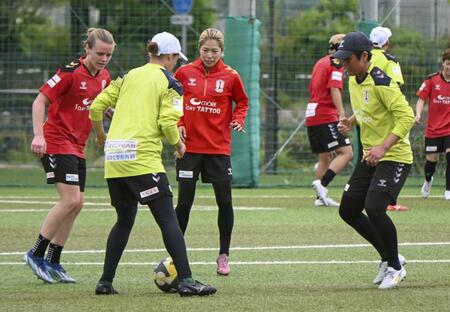 　練習するＩＮＡＣ神戸の成宮（左から３人目）ら＝神戸市東灘区