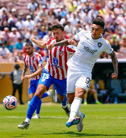 　アトレチコ・マドリード戦の後半、ゴールを狙うボタフォゴのイゴルジェズス（右）＝ロサンゼルス近郊（共同）