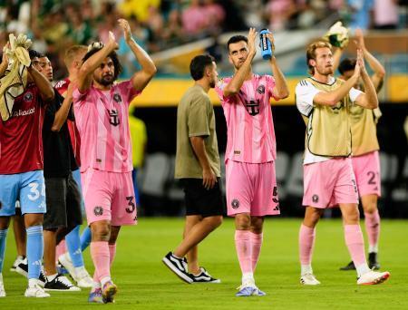 　パルメイラスと引き分け、サポーターの声援に応えるマイアミの選手たち＝マイアミ（共同）