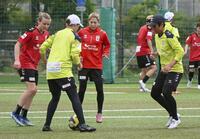 　練習するＩＮＡＣ神戸の成宮（左から３人目）ら＝神戸市東灘区