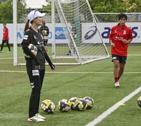 　練習を見守るＩＮＡＣ神戸の宮本監督（左）＝神戸市東灘区