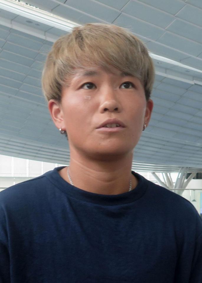 　出発前に取材に応じるサッカー女子日本代表の南＝羽田空港