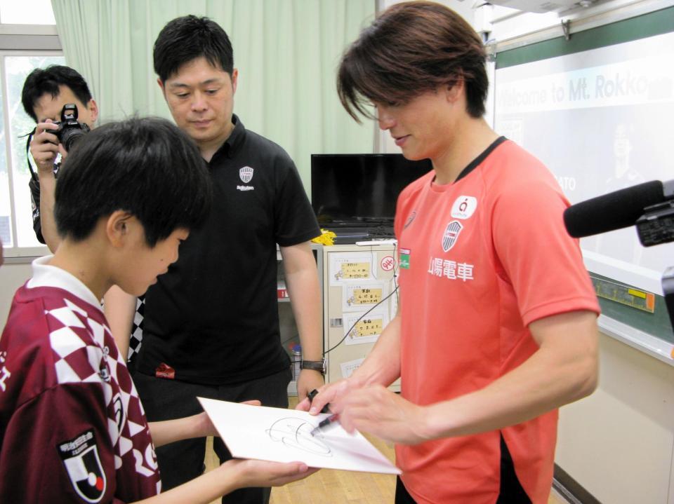 　サインに応じる永戸（右）