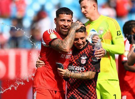 　バイエルン・ミュンヘンに競り勝ち、喜ぶベンフィカのオタメンディ（左）ら＝シャーロット（ロイター＝共同）