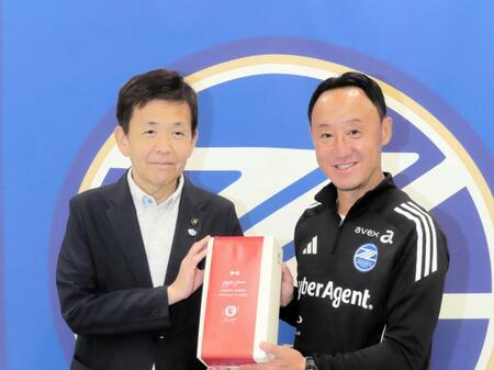 　青森県のお菓子詰め合わせセットを贈った西秀記青森市長（左）とＪ１町田の黒田剛監督