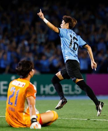　川崎-新潟　試合終了間際、チーム３点目のゴールを決め、駆け出す川崎・大関。ＧＫ田代＝Ｕ等々力