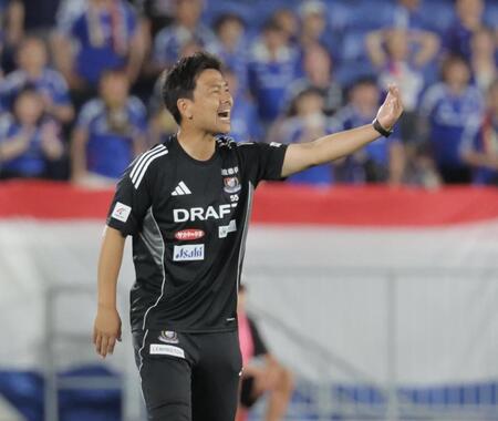 　前半、指示を出す横浜Ｍ・大島秀夫監督（撮影・吉澤敬太）