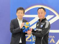 　西秀記青森市長（左）とＪ１町田の黒田剛監督