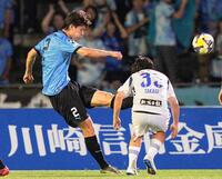 　前半、クリアする川崎・高井（左）