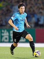 　前半、攻め込む川崎・高井