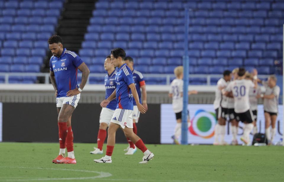 　後半、ＦＣ東京に３点目を決められて肩を落とす横浜Ｍのアンデルソンロペス（左）ら横浜Ｍイレブン（撮影・吉澤敬太）