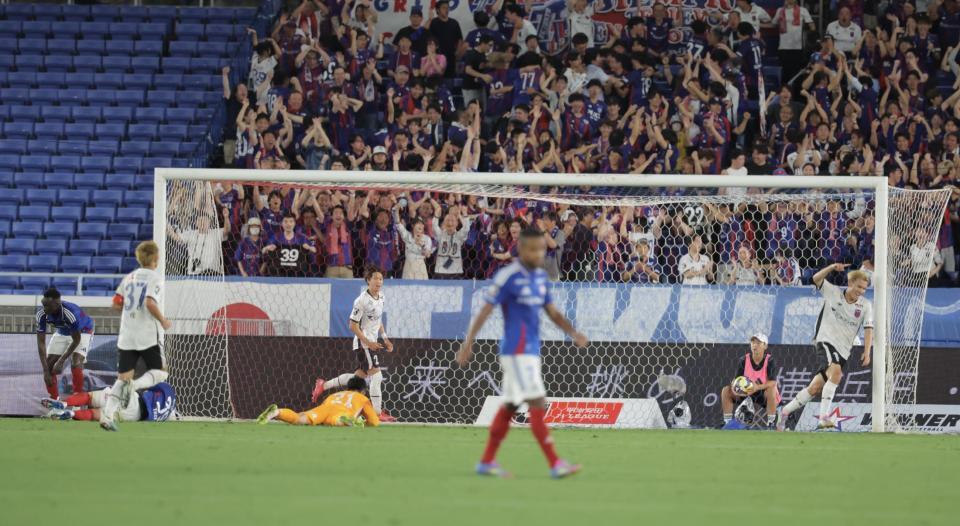 　後半、ＦＣ東京・佐藤恵允（右端）にゴールを許した横浜Ｍイレブン（撮影・吉澤敬太）