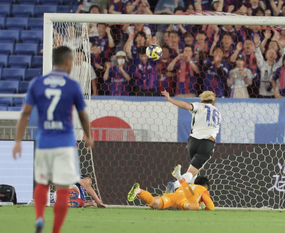 　後半、ＦＣ東京・佐藤恵允（右上）にゴールを決められた横浜ＭのＧＫ・飯倉大樹（撮影・吉澤敬太）