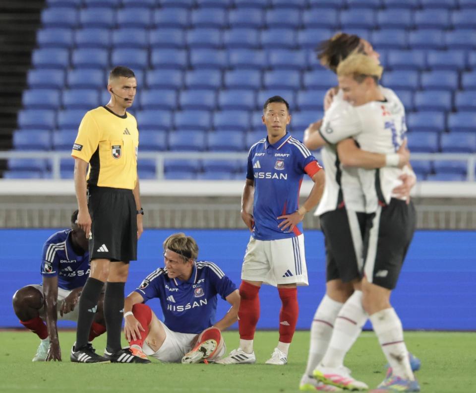 　後半、ＦＣ東京・佐藤恵允（手前右）にゴールを決められ肩を落とす横浜Ｍ・喜田拓也（中央）ら（撮影・吉澤敬太）