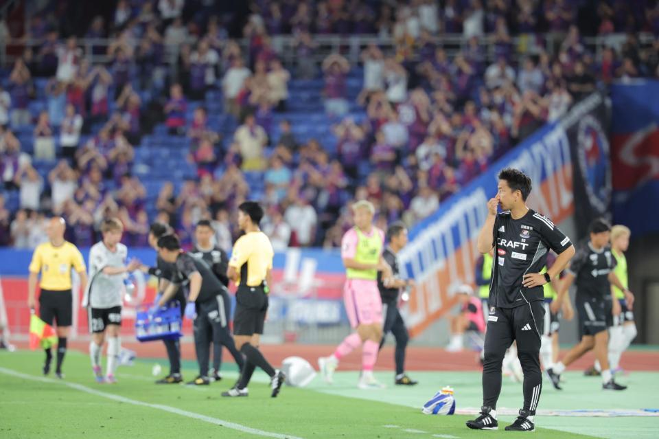 　後半、ＦＣ東京の野沢零温（左奥）に先制点を決められた横浜Ｍ・大島秀夫監督（右端）＝撮影・吉澤敬太