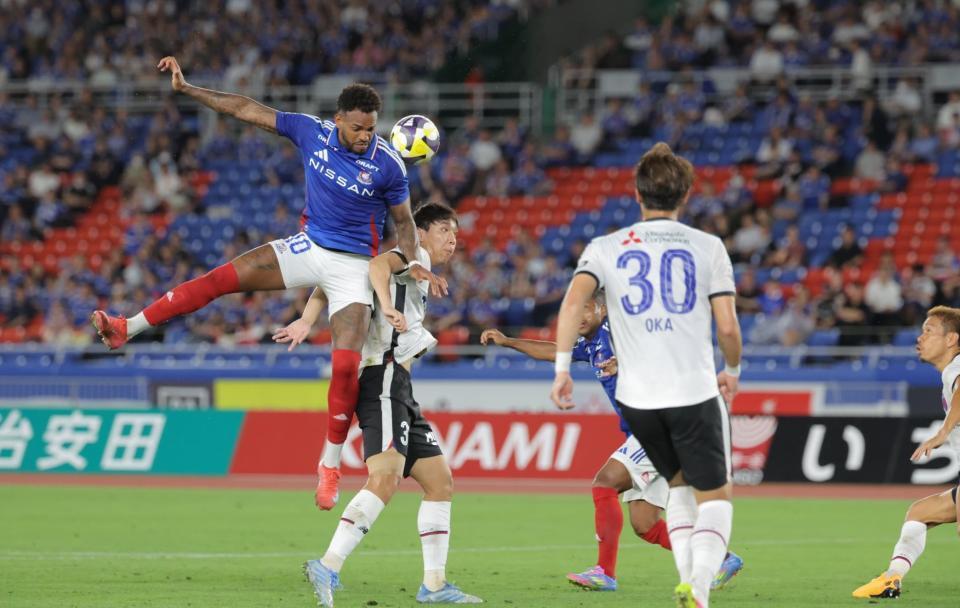　前半、クロスに横浜Ｍのアンデルソンロペス（左）が飛び込むも合わず（撮影・吉澤敬太