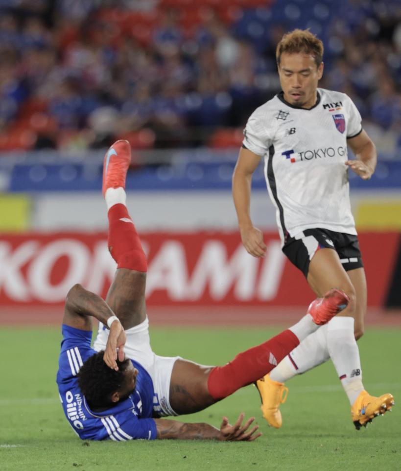 　前半、横浜Ｍのアンデルソンロペス（左）が攻め込むも止められる。右はＦＣ東京の長友佑都（撮影・吉澤敬太）