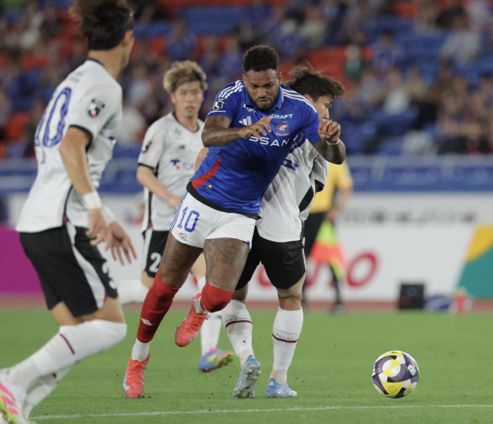 　前半、攻め込む横浜Ｍのアンデルソンロペス（撮影・吉澤敬太）