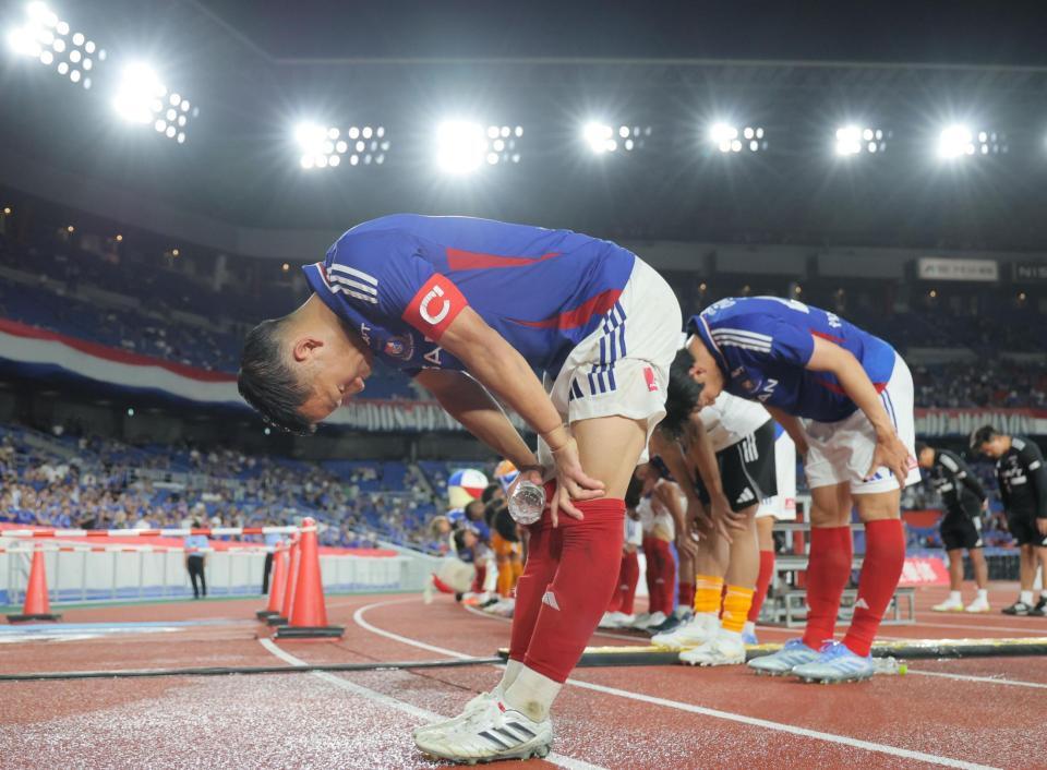 　試合後、サポーターの声に耳を傾け、深々とお辞儀する主将の喜田拓也（手前）ら横浜Ｍイレブン（撮影・吉澤敬太）