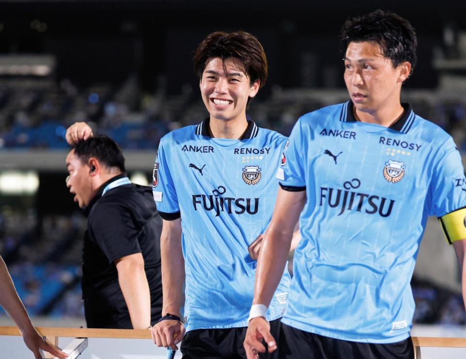 　新潟に快勝し、笑顔を見せる川崎・高井（左）