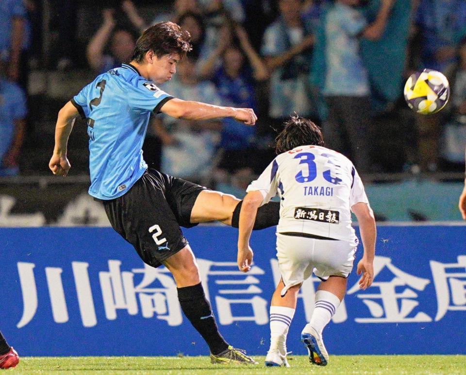 　前半、クリアする川崎・高井（左）