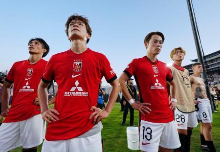 　モンテレイに敗れ、サポーターにあいさつする浦和の選手たち＝ロサンゼルス近郊（共同）