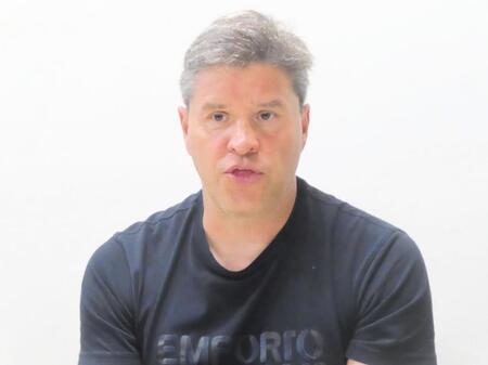 　柏市内のクラブハウス内で取材に応じた柏のリカルド・ロドリゲス監督