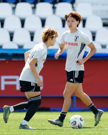 　サッカー女子国際親善試合のスペイン戦に向け、最終調整する熊谷（右）＝レガネス（共同）