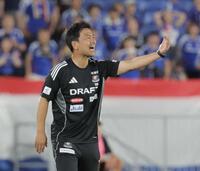 　前半、指示を出す横浜Ｍ・大島監督