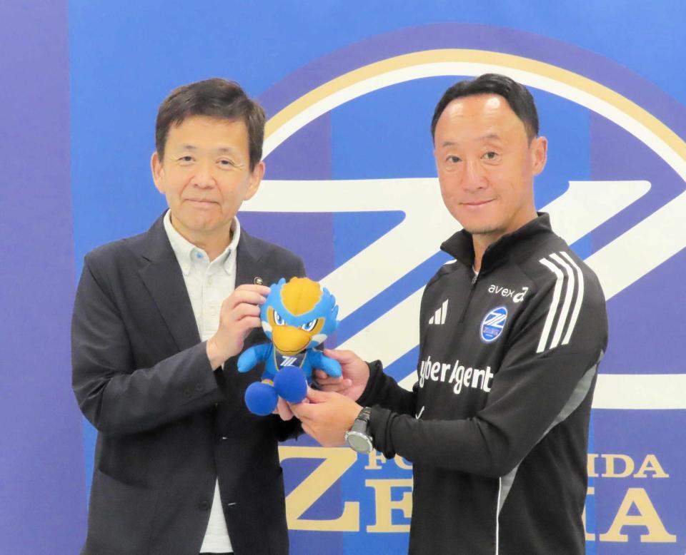 　西秀記青森市長（左）とＪ１町田の黒田剛監督