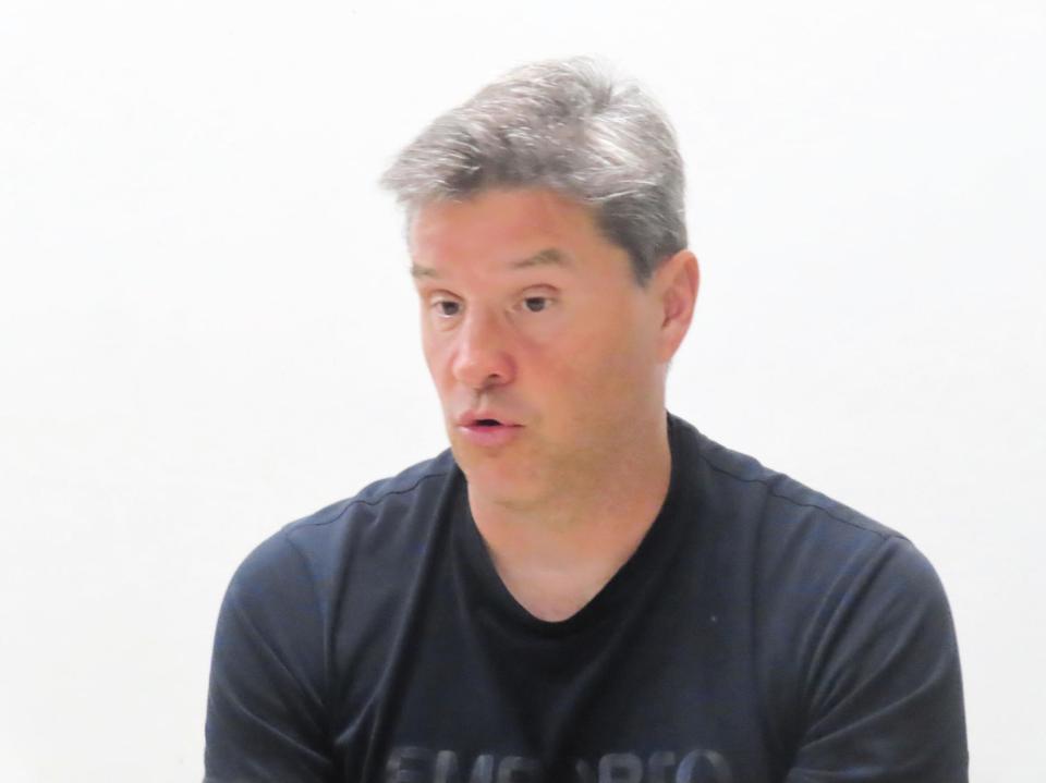 　柏市内のクラブハウス内で取材に応じた柏のリカルド・ロドリゲス監督