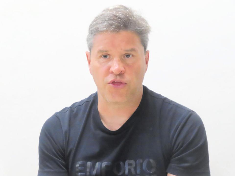 　柏市内のクラブハウス内で取材に応じた柏のリカルド・ロドリゲス監督