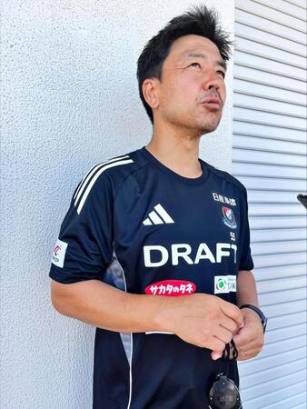 　取材に応じる横浜Ｍの大島秀夫監督