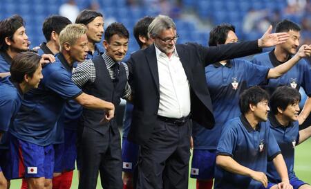 　集合写真に納まる本田圭佑（左から２人目）、中田英寿氏（同３人目）、フィリップ・トルシエ氏（同４人目）ら（撮影・中田匡峻）