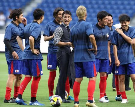 　会話が弾む中田英寿氏（中央）＝撮影・中田匡峻