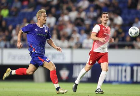 　前半、ボールを追う本田圭佑（撮影・中田匡峻）