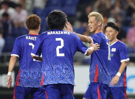 　前半、先制ゴールを決めた柿谷曜一朗（左）とタッチを交わす本田圭佑（撮影・中田匡峻）