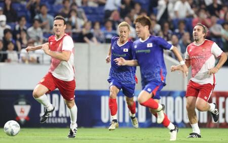 　後半、柿谷曜一朗（手前）にパスを出す本田圭佑（撮影・中田匡峻）