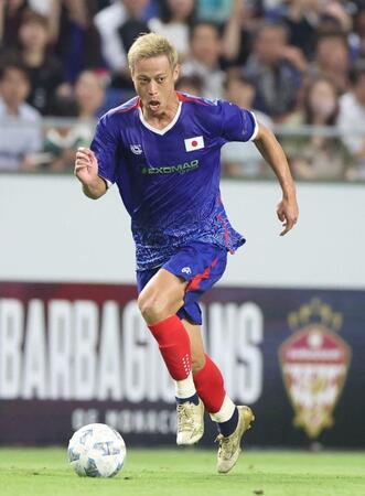 　後半、ドリブルで攻め込む本田圭佑（撮影・中田匡峻）