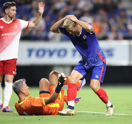 　後半、シュートを外し、頭を抱える本田圭佑（右）＝撮影・中田匡峻