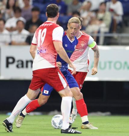 　前半、攻め込む本田圭佑（撮影・中田匡峻）