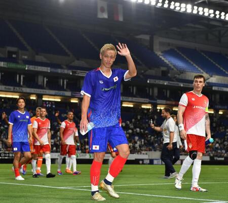 　試合を終え、スタンドに手を振る本田圭佑（撮影・中田匡峻）