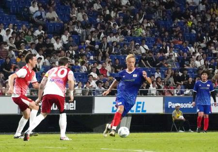 　モナコと日本の友好関係を示すサッカーの慈善試合に出場した本田圭佑さん（右から２人目）＝パナスタ