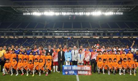 　モナコと日本の友好関係を示すサッカーの慈善試合で、記念写真に納まる両チームの選手たち＝パナスタ