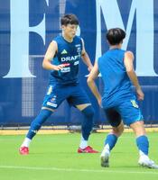 　練習で軽快な動きを見せた横浜ＭのＦＷ宮市亮