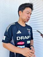 　取材に応じる横浜Ｍの大島秀夫監督